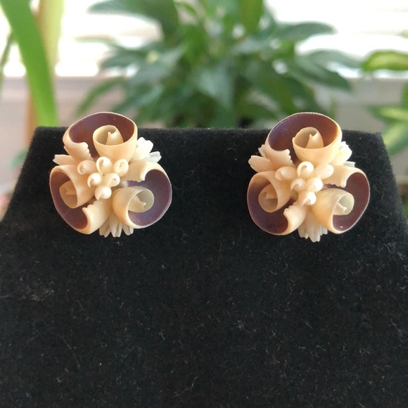 Vintage shell necklace and screw on earrings set - Picture 3 of 8